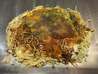 お好み焼き 八昌 - ボリューミーに見えますがペロリと食べられちゃうシンプルな「そば肉玉」です!