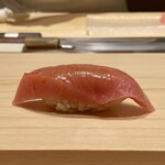 鮨 めい乃 - 中トロ 京都舞鶴より 60kg やま幸より
      血合いぎしの一歩手前辺り、身質柔らかでやはり香りの良さが秀逸です！
      スッキリとした脂のり、しみじみと美味しいです♪