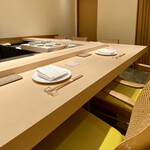 鮨 めい乃 - 内観
      この椅子が座り心地良いのですよ！