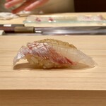 鮨 めい乃 - たい　淡路より
      細かく包丁を入れシャリに馴染む様に、それでも身のプリップリさは健在、締まりのある鯛らしい食感が素晴らしいです。
      シャリが実に旨い、すっきりしながら鯛の旨みに寄り添う感じが好きです。