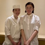 鮨 めい乃 - めい大将とサービス担当のご友人をパシャリしてしまいました♪
      気さくでありながら、しっかり抑えるポイントを捉えた接客が良かったです！
      何より笑顔が素敵なのです♪
      