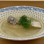 鮨 めい乃 - たちうお
      塩焼きは普通、一度揚げた太刀魚にお出汁を合わせディルを添えた仕立ては、めい大将ならではの料理、これがまた凄く美味しい！
      味付けは淡いのですが、出汁と太刀魚の旨みがジワジワと拡がるのです♪