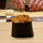 鮨 めい乃 - うに 濱中塩水うに
      やばいよね〜、このうにの雑味のないナチュラルな甘みの強さは！
      海苔は広島県産、青海苔が混ざり風味良く、香りも最高です！
      
      