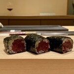 鮨 めい乃 - 追加：鉄火巻き（半分）
      鮪の赤身が半端ないボリュームに巻いて下さいました！
      やはりスッキリとして良い味わいです♪
