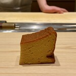 鮨 めい乃 - 玉
      めい大将の玉は鮨あらいさんの頃から大好き。
      個人的にも玉子焼きが大好きなので、玉が楽しみでした。
      山芋を合わせた卵焼きをシェリー酒に漬けた玉、もはやデザートとしても成り立つ味わい、美味しさです♪