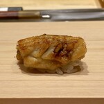 鮨 めい乃 - あなご 対馬より
      めい大将の焼きたての穴子は、直接手にするのは危険レベルな熱さ！
      箸でいただきましたが、やはり煮詰めの味付け良くふっくらしてめちゃくちゃ美味しいです♪