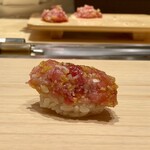 鮨 めい乃 - おはぎ
      ふふふ、本家から繋がる本物の〝おはぎ〟です！
      太い葱を刻み、叩いた鮪に合わせた握り、語る言葉もありません、ただただ美味しいだけです♪