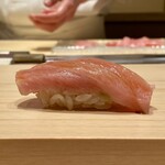 鮨 めい乃 - 大トロ 京都舞鶴より 60kg やま幸より
      今日の鮪は全て同じ個体、大トロも香りの良さが感じられます。
      そこからスッキリとした脂の味わいが拡がり、後味も綺麗におさまります。
      なんて美味しいのでしょう！