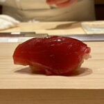 Sushi Mei No - 赤身 京都舞鶴より 約60kg やま幸
                        やま幸の山口社長とめい大将の太いパイプ、それは素晴らしい鮪です！
                        酸味であったり香りの良さはさすが、個体の小ささが、よりさっぱりとして春らしい鮪です♪