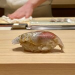 鮨 めい乃 - イワシ 能登より
      血合いの美しさが見て取れます。
      めちゃ脂のりは強いのですが、不思議な位に後味はスッキリそのもの！
      どうしたらこんな鰯のお鮨になるのでしょう！
      既にお酒が回り肝心な事を聞き忘れてます。
