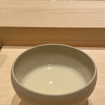 鮨 めい乃 - カリフラワーのスープ
      外はとても寒かったですが店内は心地良い温かさ、冷製スープでしたが全く違和感はありません。
      ほんのりした甘みに舌に少し感じるザラリとした食感、和風ポタージュが美味しいです♪