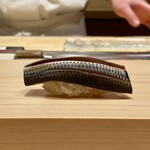 鮨 めい乃 - 小肌 天草より
      しっかりと酢締めはされ味わい深さを感じます。
      余韻が長く続きますが、スッキリとした塩梅です。