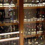鮨 めい乃 - ワインセラーにはぎっしりと、めい大将セレクトワインが詰まっています♪
      値段的にも相当に良いラインナップらしいです！
      