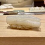 鮨 めい乃 - すみいか
      肉厚でサクッとした歯触りが良いですね♪
      ざっくりと入れた包丁から、舌にダイレクトに甘みが伝わる仕立て良く、これも実に美味しいです♪