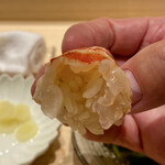 鮨 めい乃 - くるまえび
      こんな仕立ての車海老は初めて、こんなに美味しい車海老も初めて！
      レアにボイルして観音開きに、シャリを包み込む握りが激うま♪