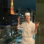 鮨 めい乃 - 東京タワーをバックにパシャリ♪
      めい大将、久しぶりに会えてとても嬉しかったです。
      ありがとうございました。
      お店を背負う重圧はあるでしょうが、信念を持っているめい大将ですからね。
      応援していますよ♪