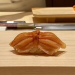 鮨 めい乃 - 赤貝 閖上より
      この深みのある色見こそ閖上の赤貝ですよね！
      香りの良さはピカイチ、食感も良く凄く美味しいです♪