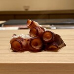 鮨 めい乃 - たこ
      佐島の蛸の塩茹で、山葵と塩でいただきます。
      柔らかな中に吸盤が食感のアクセント。
      ぷりぷりとして噛めば噛むほど旨味が出てきます。
      皮のビョーンとした食感も楽しいのです！