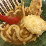 難波千日前 釜たけうどん - カレーうどん小１０１０円。ちくわ天、たまご天、各２１０円。サラサラしたタイプのカレーに玉ねぎ、お肉が具材です。揚げたての天ぷら衣、良質なうどんと見事にな三位一体です。