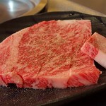 佐賀牛レストラン季楽 - 美しいサシの入った佐賀牛は100gあります