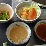 佐賀牛レストラン季楽 - 菜の花のおひたし、サラダ、タレが2種、用意されています