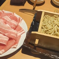 しゃぶ輝 黒毛和牛しゃぶしゃぶ・すき焼き専門店 新橋店 - 〆のちゃんぽん麺と豚肉で肉そば風に出汁で頂く