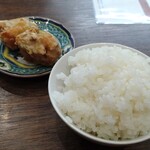 黄金製麺食堂 - 可愛いサイズの山盛りご飯に唐揚げ2個