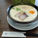 黄金製麺食堂 - 泡の下は茶色いドロドロスープ