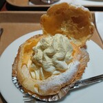 イタリアン・トマト カフェジュニア - パッカァ〜んとシューを開けてホイップクリームをアップ⤴︎