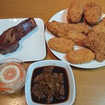 お爺ちゃんのコロッケ 岩崎肉店 - 買い求めた品々皿に移して