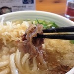 たぬき茶屋 - 肉うどんのお肉のアップ  甘辛くあじつけしてあり、うどんをさらに美味しくしちゃう感じ(*^^*)