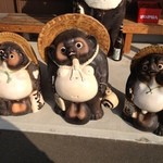たぬき茶屋 - 外にはたぬきの置き物が(^^