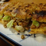 山屋 - そして、これぞ「栃尾のあぶらげ」正真正銘本物バージョン！！中には、納豆と葱、これが入ってないと、ホントの「栃尾のあぶらげ」とは認めません(笑)