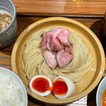 あいだや - 味玉つけめん(チャーシュー(豚肩・豚バラ・鴨)、味玉入り)、海老つけ汁、ニンニク醤油つけ汁、黒毛和牛サーロインご飯