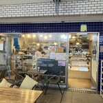 馬場FLAT - お店の外観　手前はテラス席