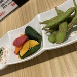 Saketo Sakanato Meshi Hamaichi Momme - せんべろセットの小鉢3種類（みょうがクリームチーズ？・三浦野菜の浅漬け・だし枝豆）