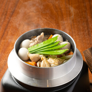 *Freshly cooked Kamameshi (rice cooked in a pot) prepared by the chef♪