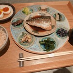 Shokutakudou - 主菜の選べる一汁八菜定食
                        名物 鯖の煮付け(1,500円)+冷たいおでんの半熟卵(350円)
