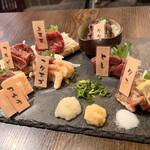 馬刺しと牡蠣 酔つ馬 - 馬刺し8種盛り2,990円
ロース、カルビ、上モモ、コウネ、フタエゴ、タタキ、ヒレ、タン
3切れ