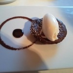 御影 ジュエンヌ - ケーキ温かくてチョコの味も濃厚です。