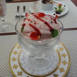 ビストロ ダイア - エスプーマもアイスクリームもポルト酒のコンポートも「オール苺」