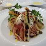 ビストロ ダイア - ホワイトアスパラのグリルと帆立のソテー、生ハム、ポーチドエッグ添え。