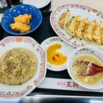 Gyouzano Oushou - 14:09提供、炒飯にはブラックペッパーをたっぷりと。餃子のタレにもブラックペッパーを少し掛けてみた。王将の唐揚げは肉がパサッとしてあんまり好みじゃないんだよね。