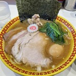 ラーメン 三浦家 - チャーシュー4枚、味玉、ほうれん草、海苔8枚、ナルト、刻みチャーシュー