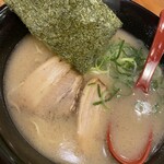 博多ラーメン 本丸亭 - 料理写真:博多ラーメン¥680