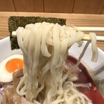 らぁめん真 - 自家製麺の中太平打ち麺がぷりぷりのモチモチ❗️抜群に美味しかった