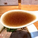 らぁ麺屋 はりねずみ - 名古屋コーチンのガラ、煮干し、貝からとったものを合わせたトリプルスープ