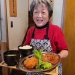 Karasumori Zetsumeshi Shokudou - ランチの調理担当のお母さん❤️
