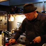 創作居酒家 NoBuSHo - カレーを盛る大将