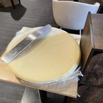 Cheese Dining ItaRu - このチーズが削られて、サラダにかけられます！